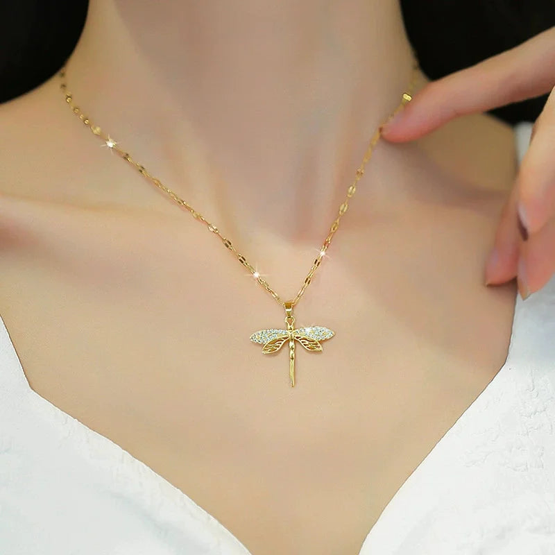 Collar con libélula